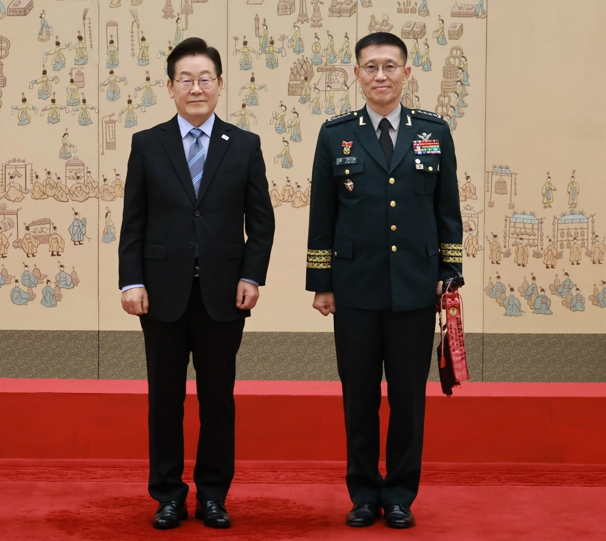 이재명 대통령, 김규하 육군참모총장 삼정검 수치 수여