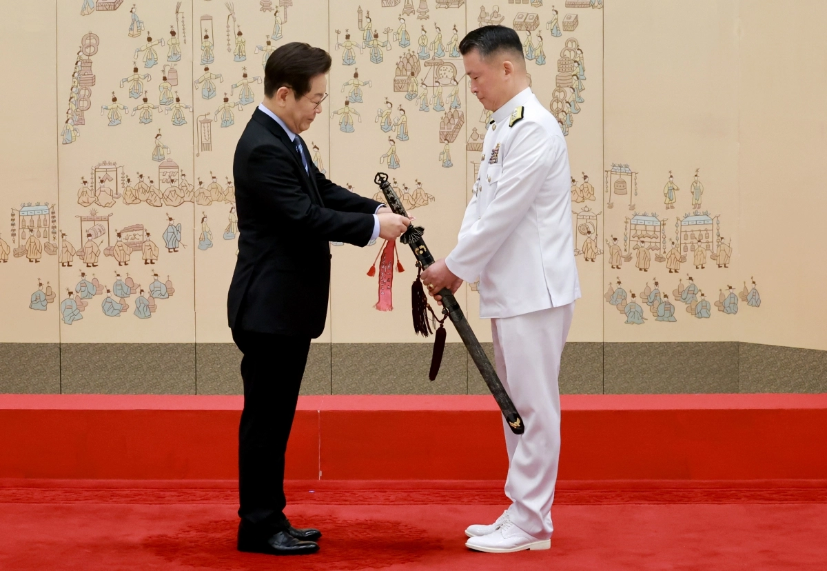 이재명 대통령, 강동길 해군참모총장 삼정검 수치 수여