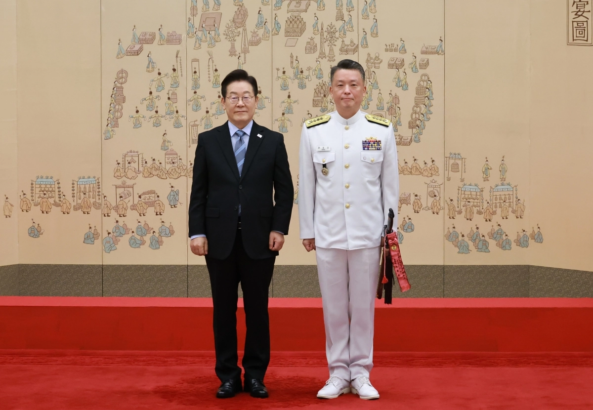 이재명 대통령, 강동길 해군참모총장 삼정검 수치 수여