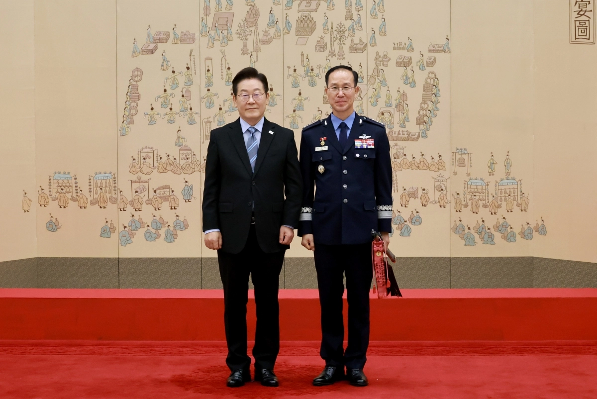이재명 대통령, 손석락 공군참모총장 삼정검 수치 수여