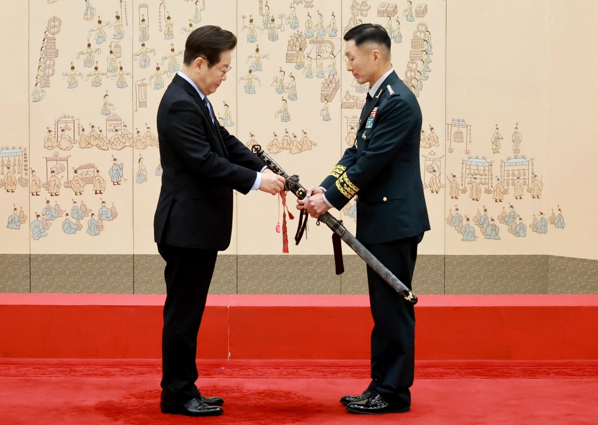 이재명 대통령, 김성민 한미연합사 부사령관 삼정검 수치 수여