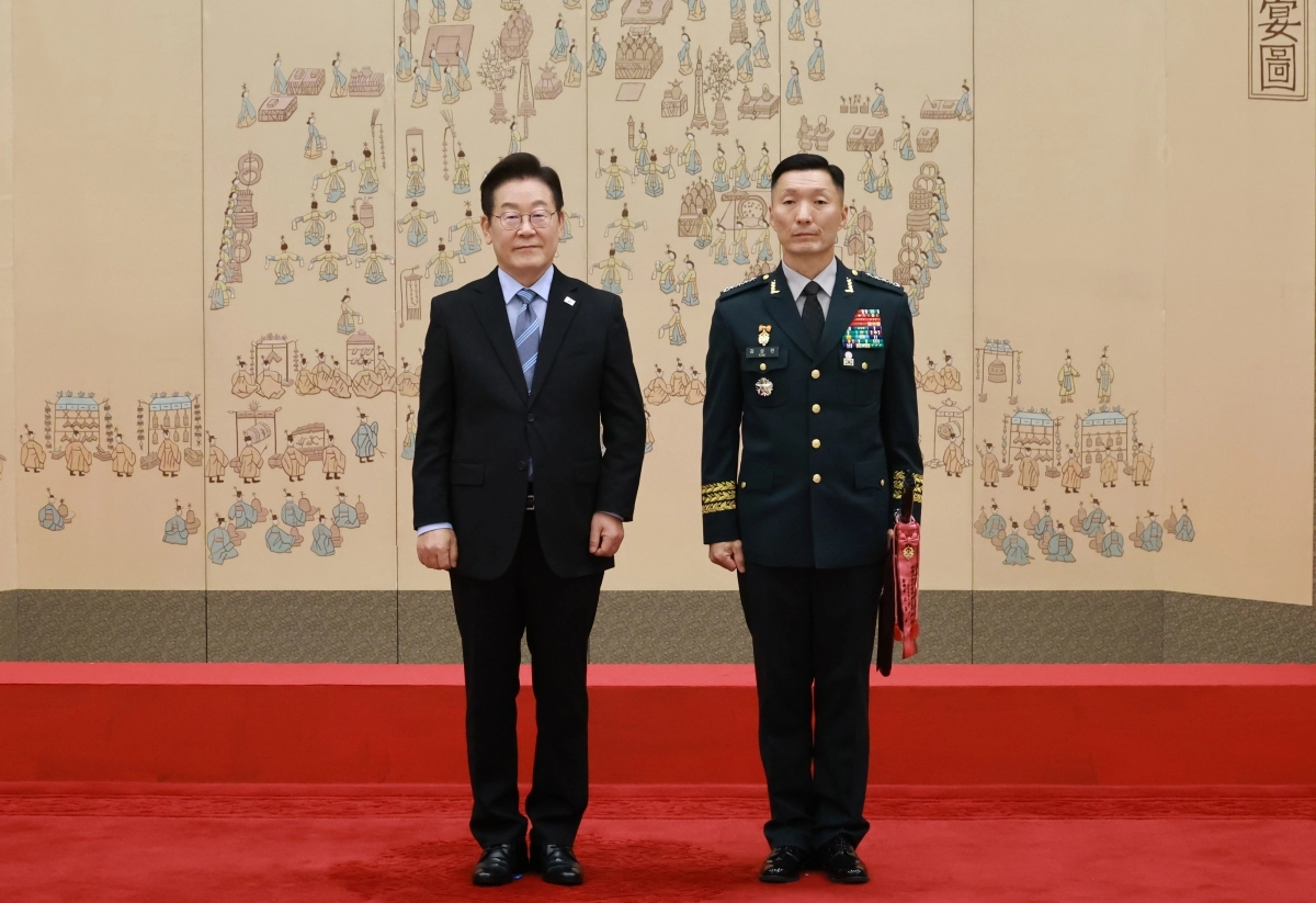 이재명 대통령, 김성민 한미연합사 부사령관 삼정검 수치 수여