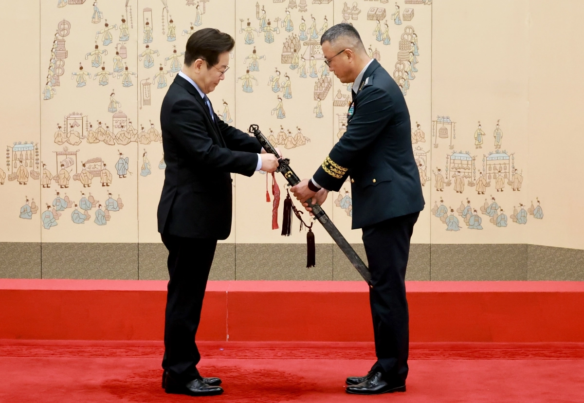 이재명 대통령, 주성운 지상작전사령관 삼정검 수치 수여