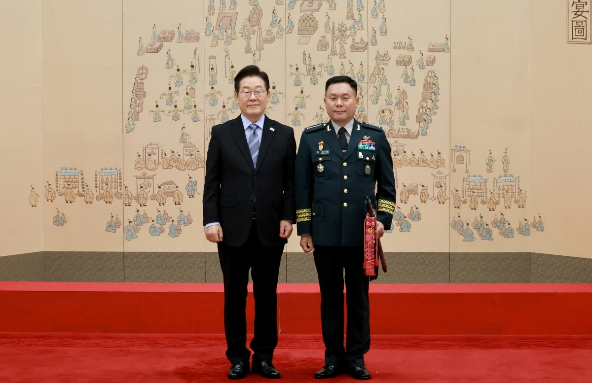 이재명 대통령, 김호복 제2작전사령관 삼정검 수치 수여