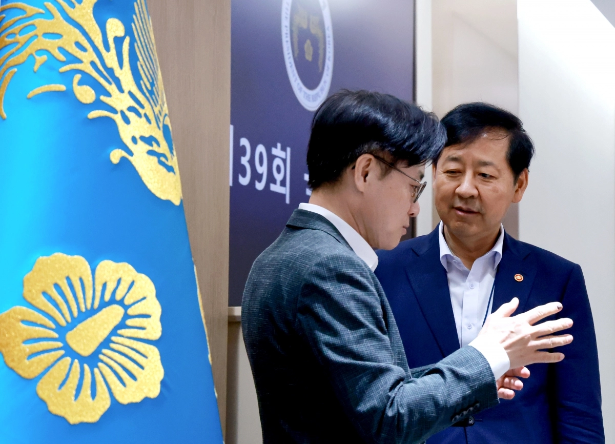 논의하는 구윤철 경제부총리와 김정관 산업부 장관