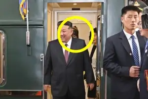 아빠 뒤 빼꼼 “김정은 딸 주애, 中 동행 추정”…후계자 신고식