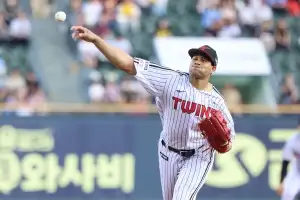 선두 LG, 짜임새 있는 수비로 롯데 잡고 선두 질주…한국시리즈 직행 매직넘버 14로 줄여