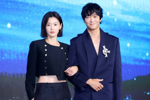 배우 전지현 강동원이 2일 서울 종로구 포시즌스호텔에서 열린 디즈니+ 오리지널 시리즈 ‘북극성’ 제작발표회에서 포즈를 취하고 있다. 2025.9.2 <br>연합뉴스