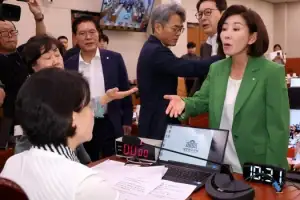 [포토] 추미애 위원장에게 항의하는 나경원 의원