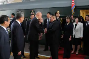 딸 주애와 베이징 간 김정은… 시진핑·푸틴과 ‘反서방 깃발’
