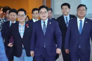 전승절 행사 참석차 출국하는 우원식 국회의장과 의원들