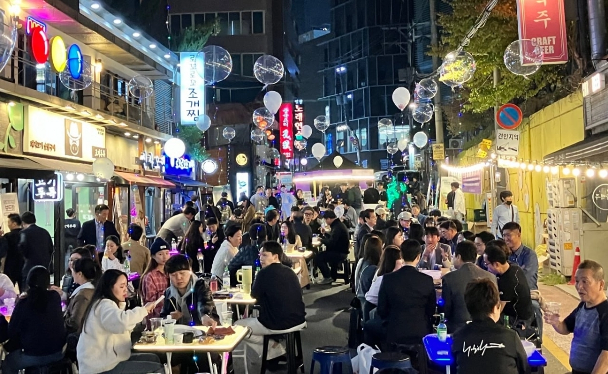 지난해 서울 서초구 잠원동에서 상권 활성화 행사인 ‘19금 신비파티’가 열리고 있다. 서초구 제공