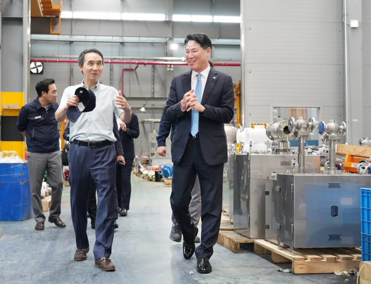 김태한(오른쪽) BNK경남은행장이 지역 기업체를 찾아 동반 성장 방안을 논의하고 있다. BNK경남은행 제공