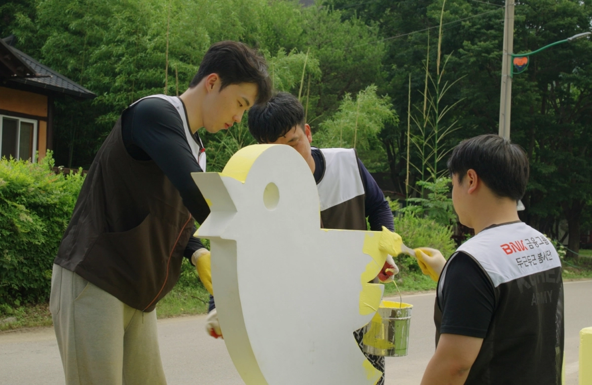 BNK경남은행 직원들이 경남 산청군 산불 피해 지역에서 ‘꾀꼬리길 조성사업’의 하나로 꾀꼬리 모형에 색을 칠하고 있다. BNK경남은행 제공