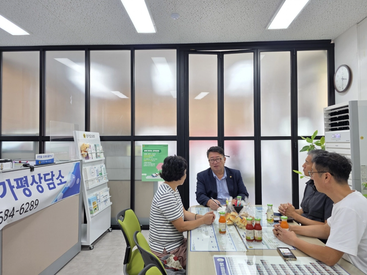 임광현 의원(교육기획위원회)이 9월 2일 경기도의회 가평상담소에서 용추계곡소상공인협회와 수해 피해 복구 및 생존권 보장을 위한 대책을 논의하고 있다. (사진=경기도의회)