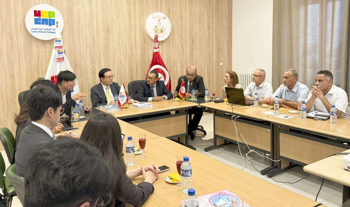임태희 경기도교육감이 2일(현지 시각) 튀니지 교육부 산하 공공기관인 국가교육센터(CNP)를 방문해 카림 다우드 국가교육센터장 등 교육 관계자들과 대화하고 있다.(경기도교육청 제공)