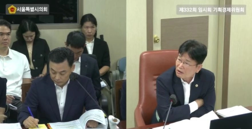 지난 1일 열린 제332회 서울시의회 임시회 기획경제위원회 회의에서 정상훈 기획조정실장을 상대로 질의하는 김용일 의원(오른쪽)