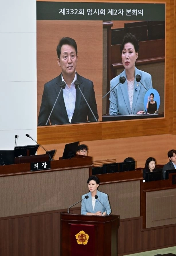 지난달 28일 열린 제332회 서울시의회 임시회 제2차 본회의 시정질문에서 오세훈 시장에게 질의하는 최재란 의원