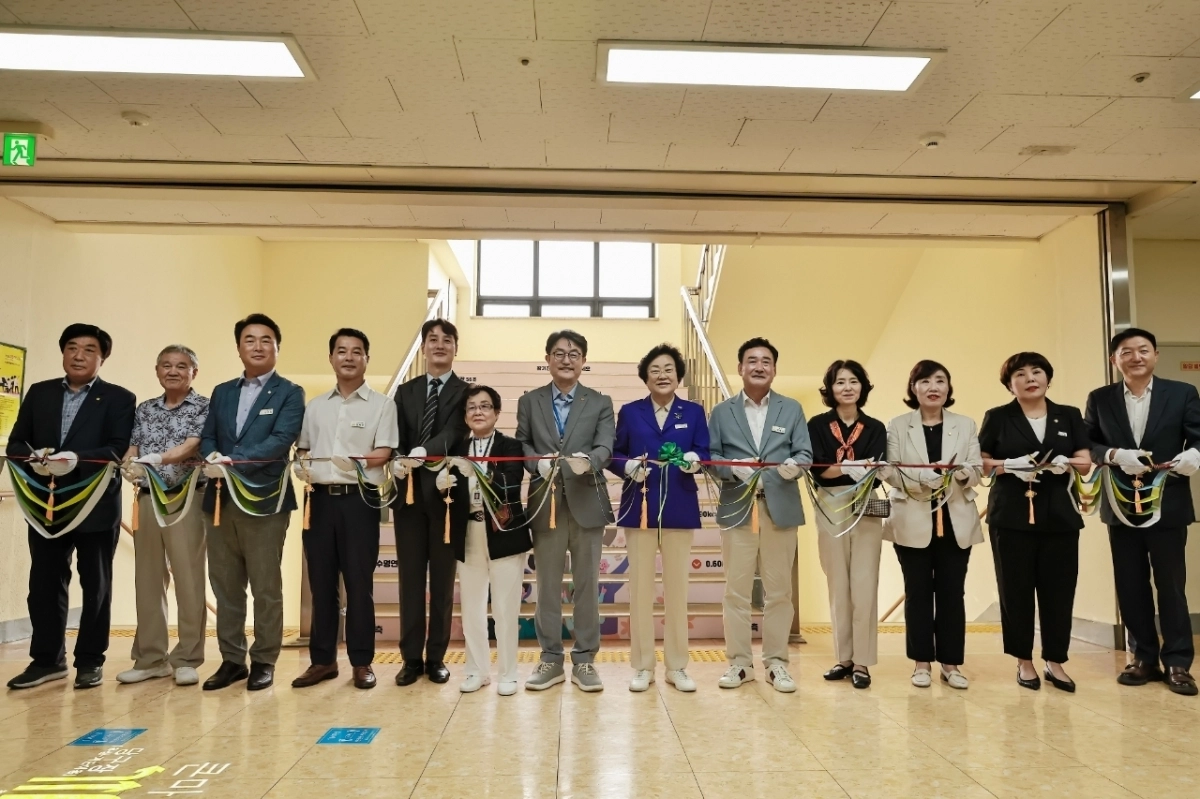 2일 김경희 이천시장(왼쪽 6번째)이 ‘청춘그린 스크린 파크 골프장’ 오픈식에서 관계자들과 테입 컷팅을 하고 있다. (이천시 제공)