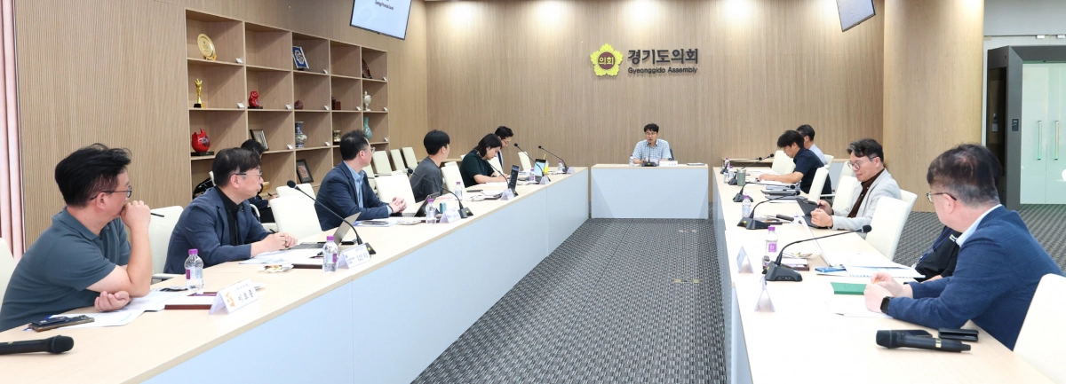 ‘사무혁신을 위한 ICT분야 외부전문가 자문회의’에서 참석자들이 혁신 방안을 논의하고 있다. (사진=경기도의회)