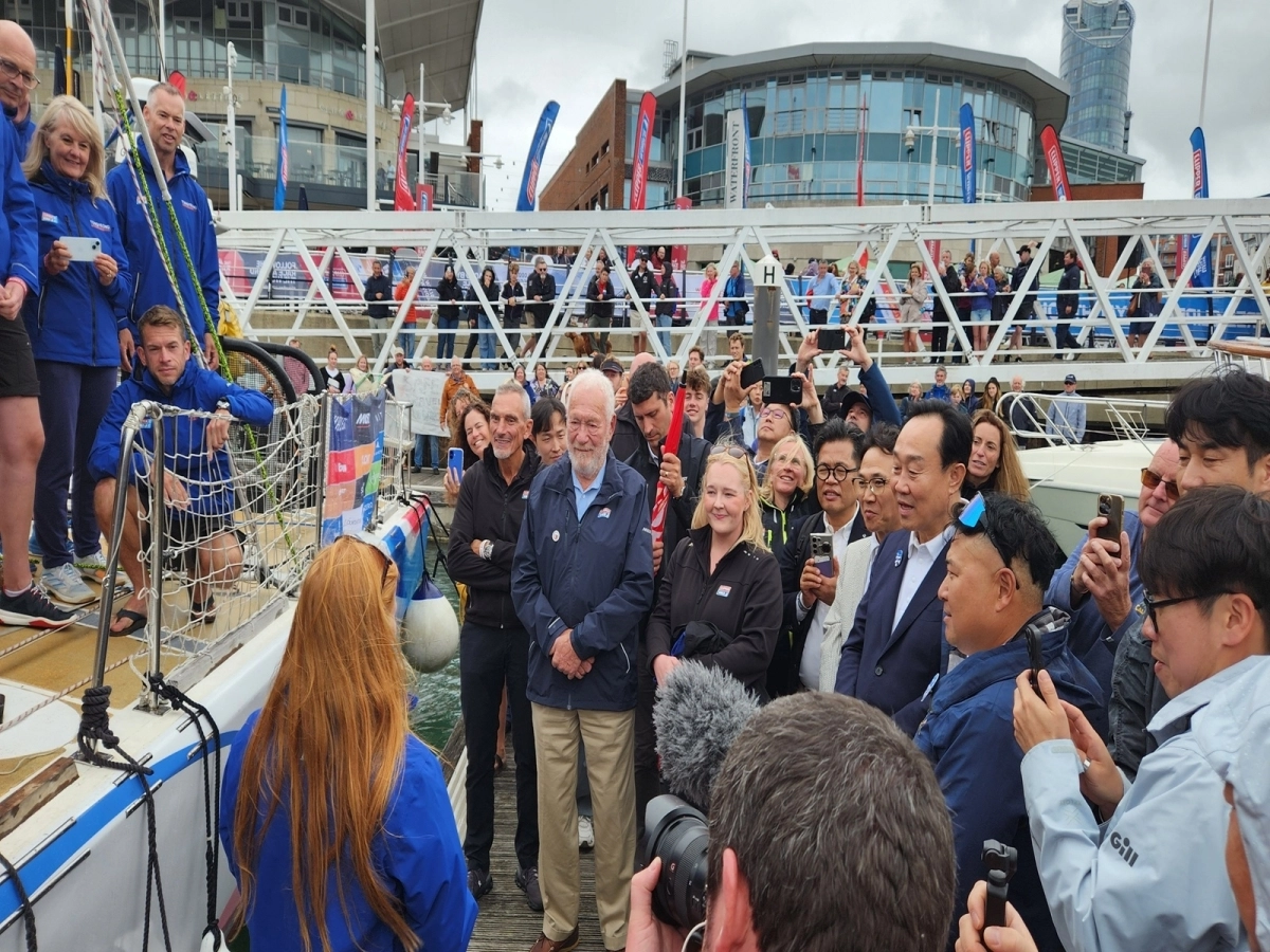 지난달 영국 포츠머스 건워프 퀘이즈 마리나에서 클리퍼 세계일주 요트대회에 출전하는 ‘경남통영호(Team Tongyeong)’ 명명식이 열리고 있다. 2025.9.3. 통영시 제공