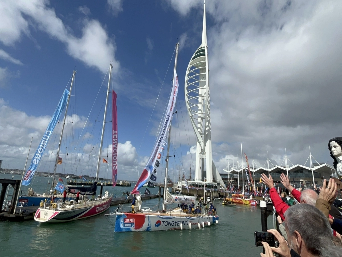 지난달 영국 포츠머스 건워프 퀘이즈 마리나에서 클리퍼 세계일주 요트대회에 출전하는 ‘경남통영호(Team Tongyeong)’ 출정식이 열리고 있다. 2025.9.3. 통영시 제공