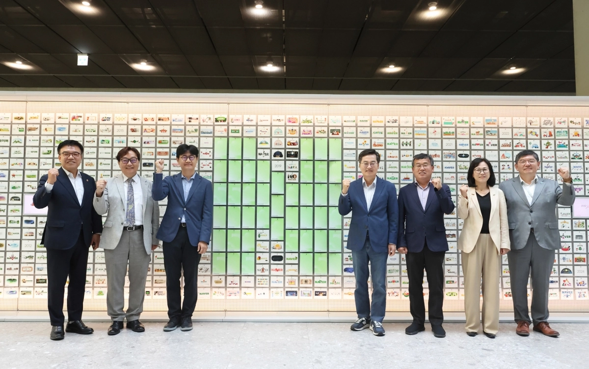 3일 네이버 1784에서 열린 2025년 제2차 경기도 기후위기대응위원회 전체회의에서 김동연 경기도지사와 기후위기대응위기 위원회 위원들과 함께 기념 촬영을 하고 있다. (경기도 제공)