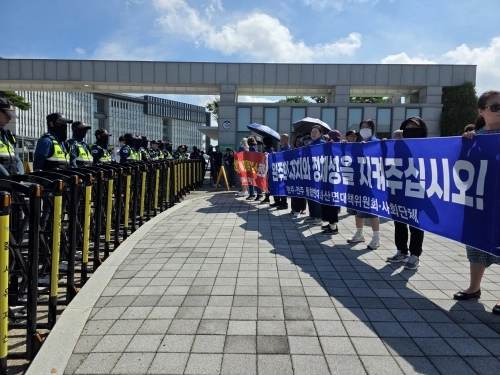 3일 윤호중 행정안전부 장관의 전북 방문 소식에 전주·완주 통합에 반대하는 주민들이 행사 시작 전 지방자치인재개발원 주변에서 집회를 열었다. 설정욱 기자