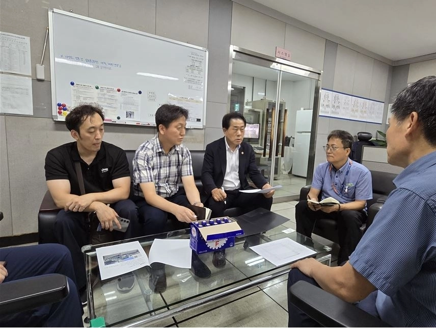 지난 8월 29일 용산구 6호선 삼각지역 출입구 캐노피 설치 요청 민원 정취와 현장 점검을 위해 김용호 의원(왼쪽 세 번째)이 관계자들과 대책을 논의하고 있다.