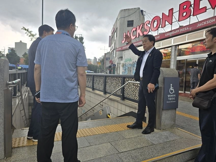 지난 8월 29일 용산구 6호선 삼각지역 출입구 캐노피 설치 요청 민원 청취 및 현장 점검을 위해 김용호 의원(오른쪽 두 번째)이 관계자들과 8번 출입구 현장에서 협의하고 있다.