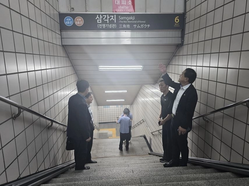 지난 8월 29일 용산구 6호선 삼각지역 출입구 캐노피 설치 요청 민원 청취 및 현장 점검을 위해 김용호 의원(오른쪽 첫 번째)이 역사 출입구를 둘러보고 있다.