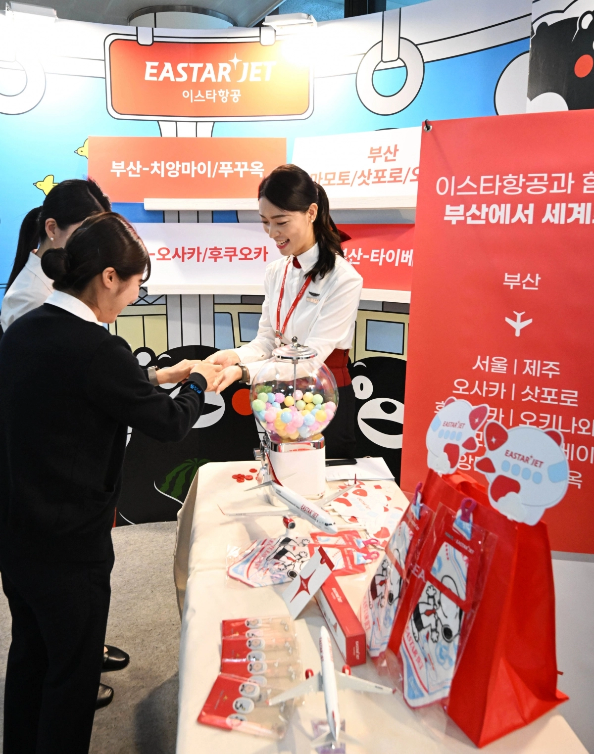 이스타항공이 3일 부산 강서구 김해공항 국내선 청사에서 ‘부산에서 세계로’ 신규 취항 행사를 진행하고 있다. 부산에서 취항 노선을 확대하고 있는 이스타항공은 8월 기준 국내선과 국제선 총 10개 노선을 운항 중이며, 오는 10월 26일부터 오사카·후쿠오카·삿포로(치토세) 노선을 새롭게 취항한다. 2025.9.3 부산 홍윤기 기자