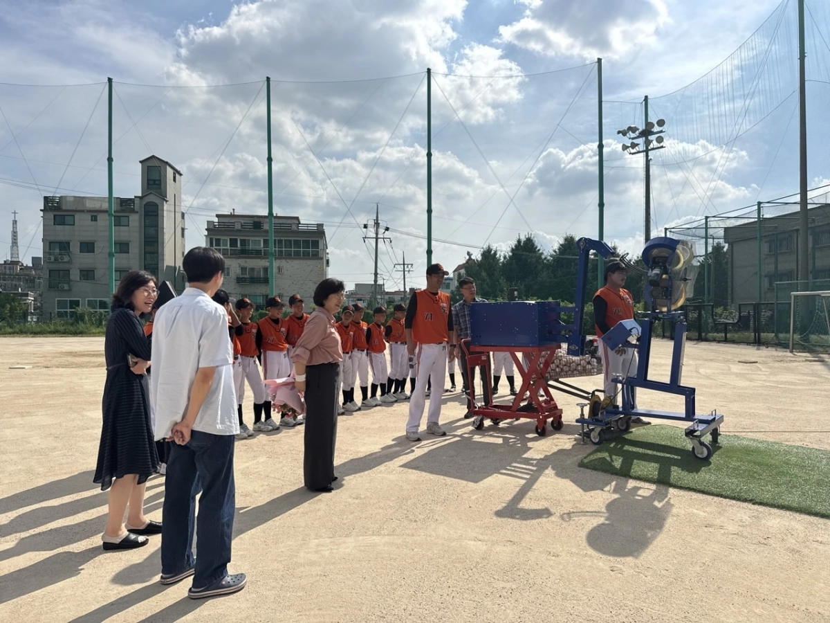 이애형 위원장이 수원 신곡초등학교 야구부 훈련장에서 ‘훈련장비 현대화 지원사업’으로 보급된 장비를 점검하고 있다. (사진=경기도의회)
