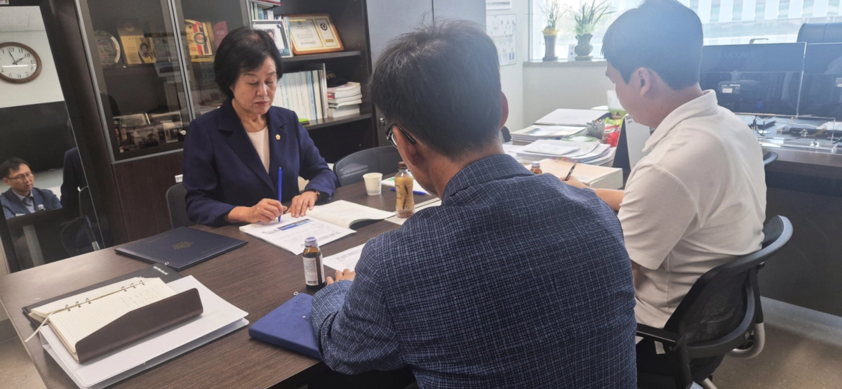 박명숙 의원(건설교통위원회)이 9월 3일 경기도 건설본부와 회의를 갖고 양평대교와 양근대교에 설치 예정인 안전난간의 추진 일정과 사업 진행 상황을 점검하고 있다. (사진=경기도의회)