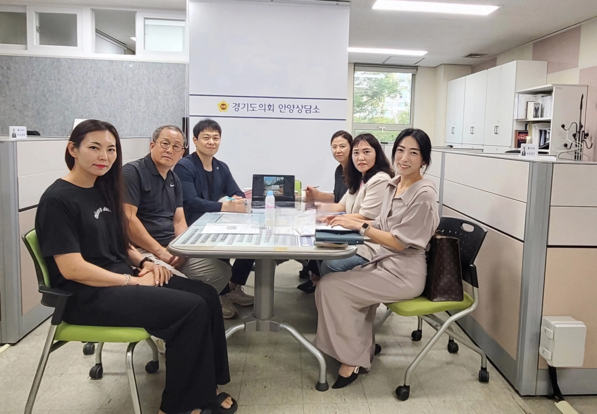 유영일 의원(도시환경위원회 부위원장)이  9월 2일 의회 안양상담소에서 안양 삼성초 환경개선 관련으로 민원을 청취하고 학부모 회원들과 기념촬영을 하고 있다. (사진=경기도의회)