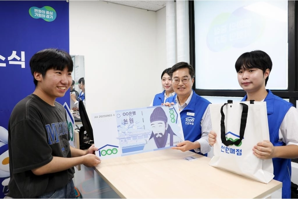 3일 성남시 가천대학교 대학생 천원매점에서 김동연 경기도지사가 일일점원이 돼 학생들에게 천원매점 꾸러미를 판매하고 있다. (경기도 제공)