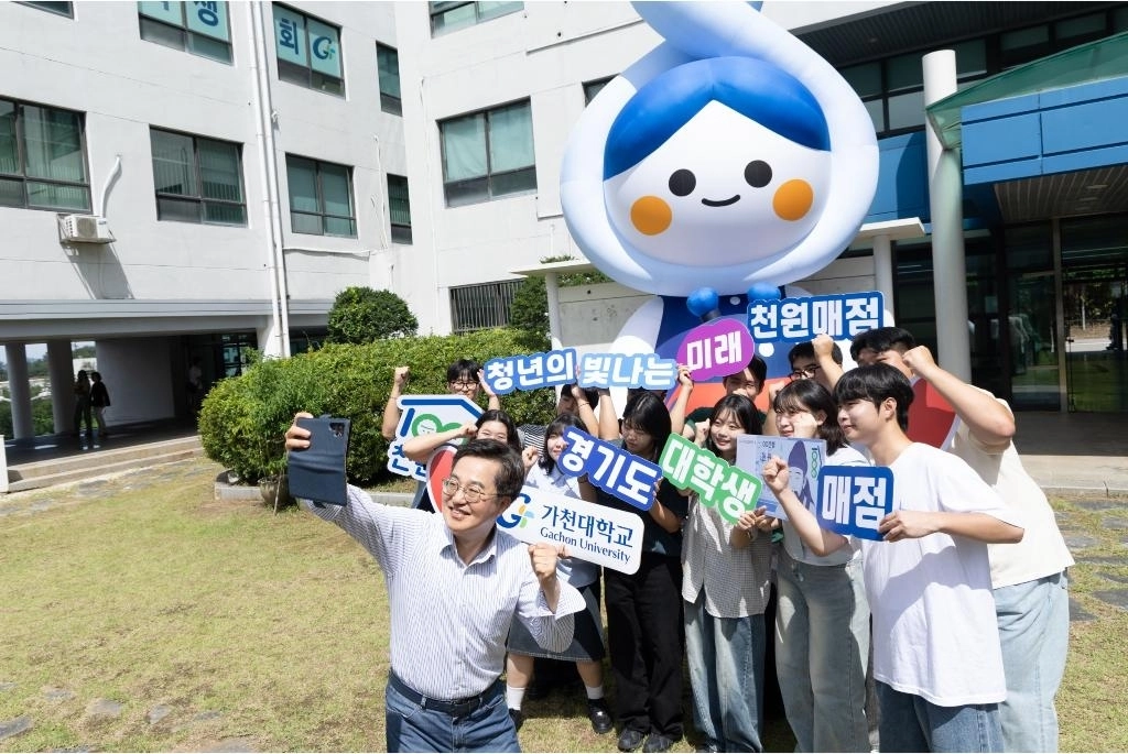 3일 성남시 가천대학교에서 김동연 경기도지사가 천원매점에서 판매하는 물품으로 학생들과 점심식사를 하고 기념촬영 하고 있다. (경기도 제공)