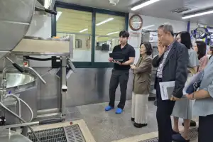 김영희 경기도의원, 학교급식실 조리로봇 운영 현장 점검
