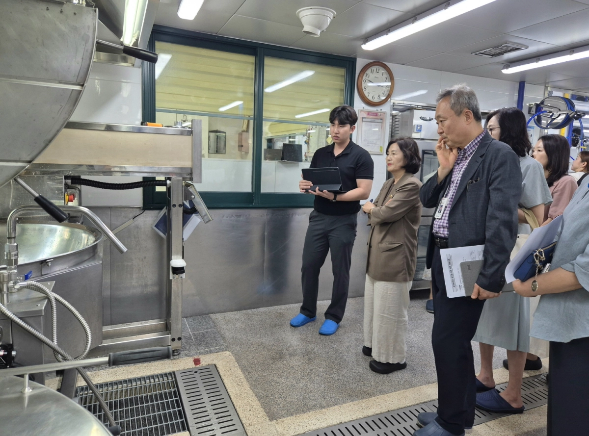 김영희 의원(교육기획위원회)이 9월 2일 오산 운천중학교 급식실을 방문해 다기능 조리로봇 운영 현황을 점검하고 있다. (사진=경기도의회)