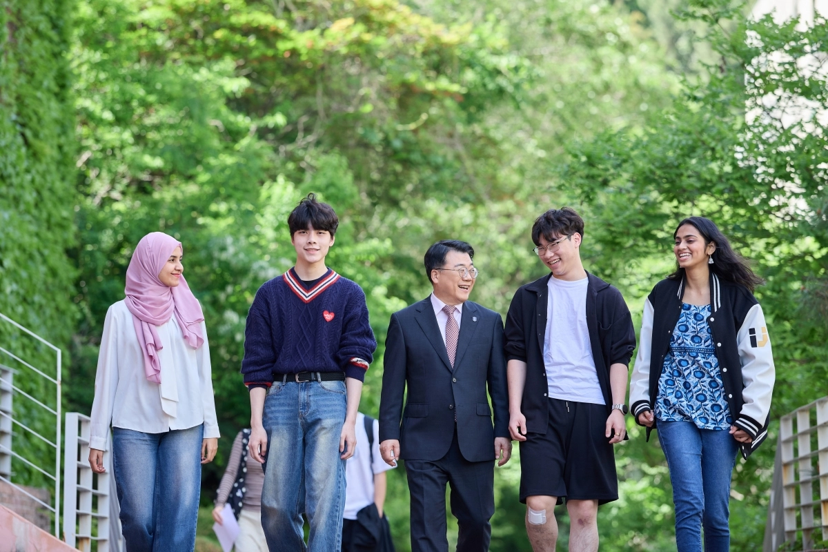 전민현(가운데) 인제대학교 총장과 학생들. 2025.9.3. 인제대학교 제공