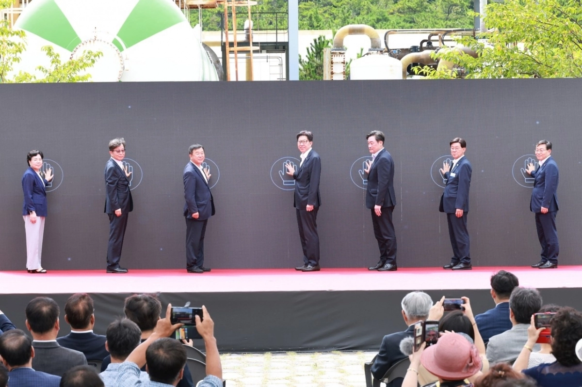 3일 부산 기장군 해수담수화 시설에서 열린 주민보고회. 사진 좌측부터  최소남 먹는물부산시민네트워크 대표, 주종대 고려제강 대표, 이승우 시의원, 박형준 부산시장, 정동만 국회의원, 정종복 기장군수, 박종철 시의원. 부산시 제공