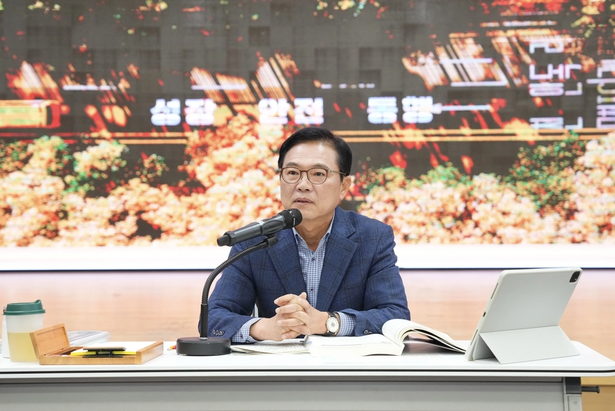 김석필 천안시장 권한대행이 시책구상 보고회를 주재하고 있다. 시 제공
