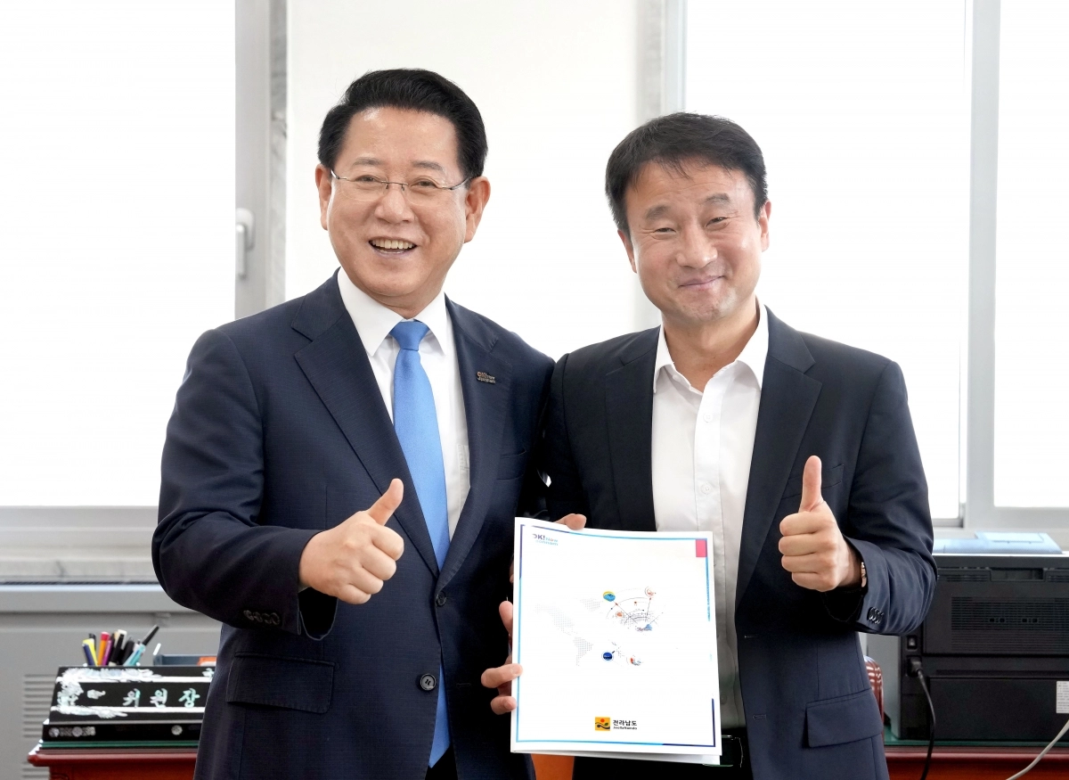 김영록 전남지사가 3일 서울 국회에서 한병도 국회 예산결산특별위원장과 면담을 갖고 핵심 예산 반영을 요청하고 있다.