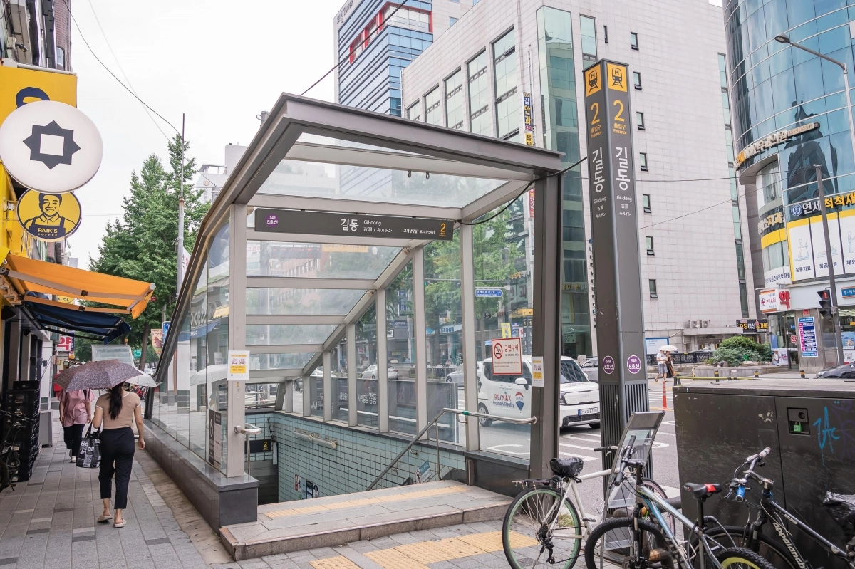 지하철 5호선 길동역 2번 출입구.