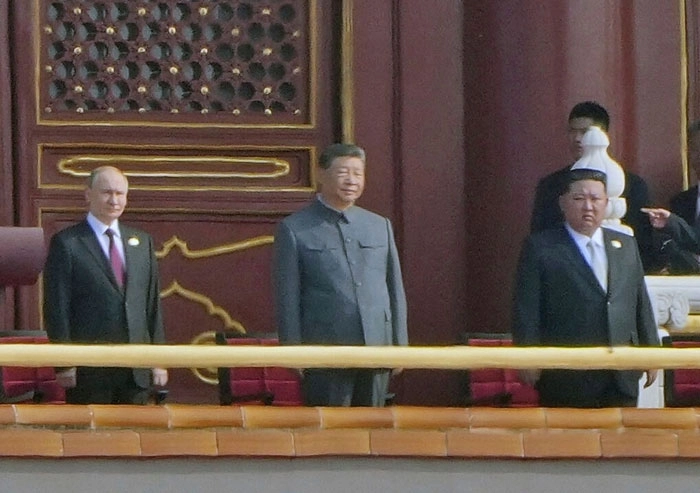 3일 블라디미르 푸틴 러시아 대통령, 시진핑 중국 국가주석, 김정은 북한 국무위원장(왼쪽부터)이 중국 전승절 80주년 열병식이 열린 천안문 망루에 나란히 서있다. 2025.9.3 AP 연합뉴스