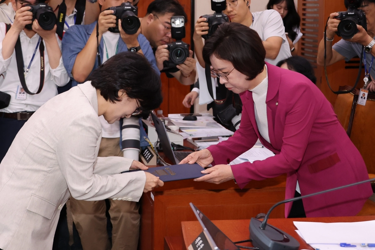 선서문 제출하는 원민경 여가부 장관 후보자     (서울=연합뉴스) 김주성 기자 = 원민경 여성가족부 장관 후보자가 3일 서울 여의도 국회 여성가족위원회에서 열린 인사청문회에서 이인선 위원장에게 선서문을 제출하고 있다. 2025.9.3