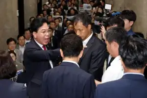 [포토] 국회 사무처 관계자들에 항의하는 송언석 원내대표