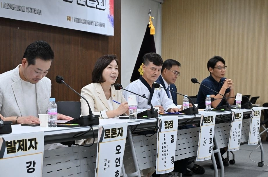 토론회 좌장을 맡은 김경 위원장