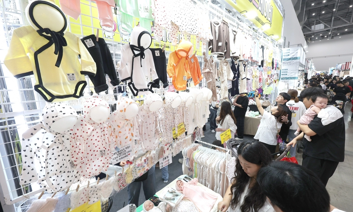 28일 대구 북구 엑스코에서 열린 ‘대구 베이비&amp;키즈페어’를 찾은 시민들이 육아용품을 살펴보고 있다. 2025.8.28 연합뉴스