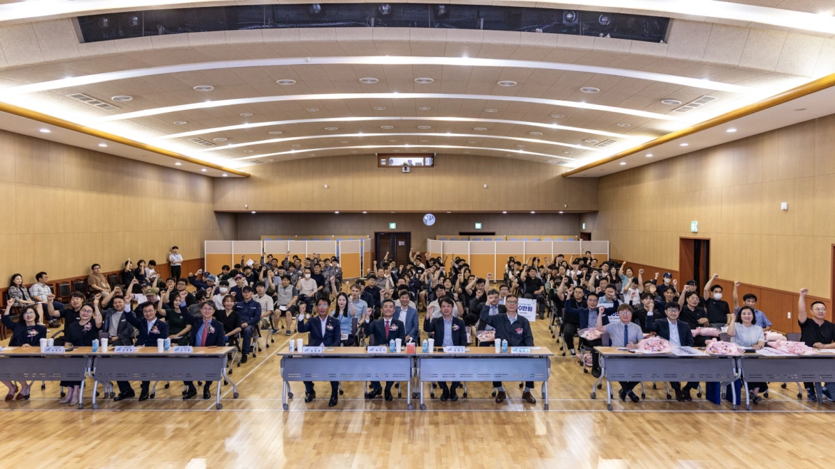 김재균 의원(경제노동위원회)이 9월 3일 경기도농업기술원에서 열린 ‘2025 경기도 숙련기술자의 날’ 행사에 참석해 기념촬영을 하고 있다. (사진=경기도의회)